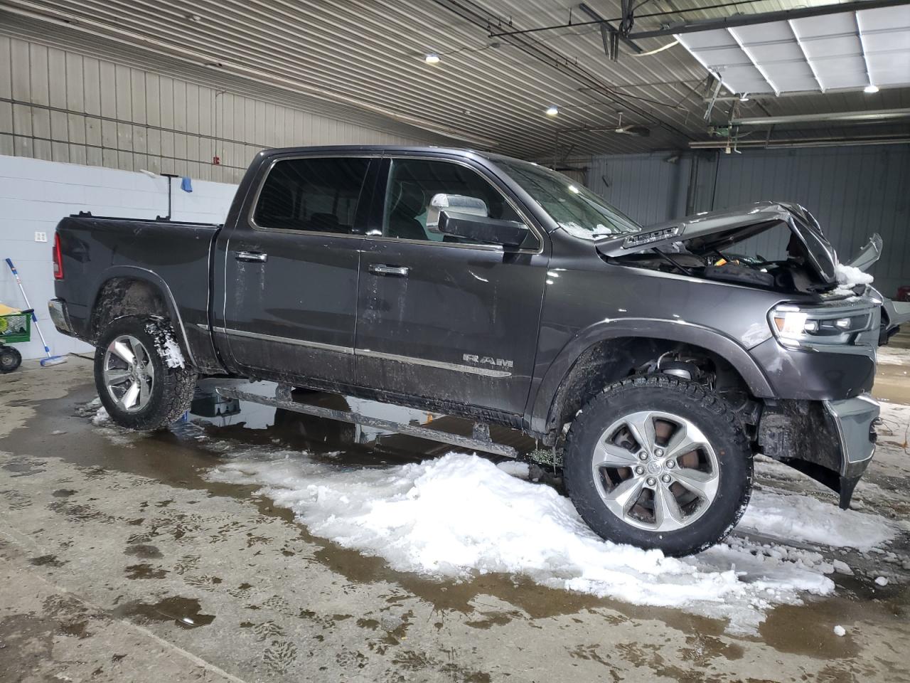 2020 RAM 1500 VIN 1C6SRFHT5LN138499 Copart auction photo, front end / minor dent/scratches damage thumbnail 4