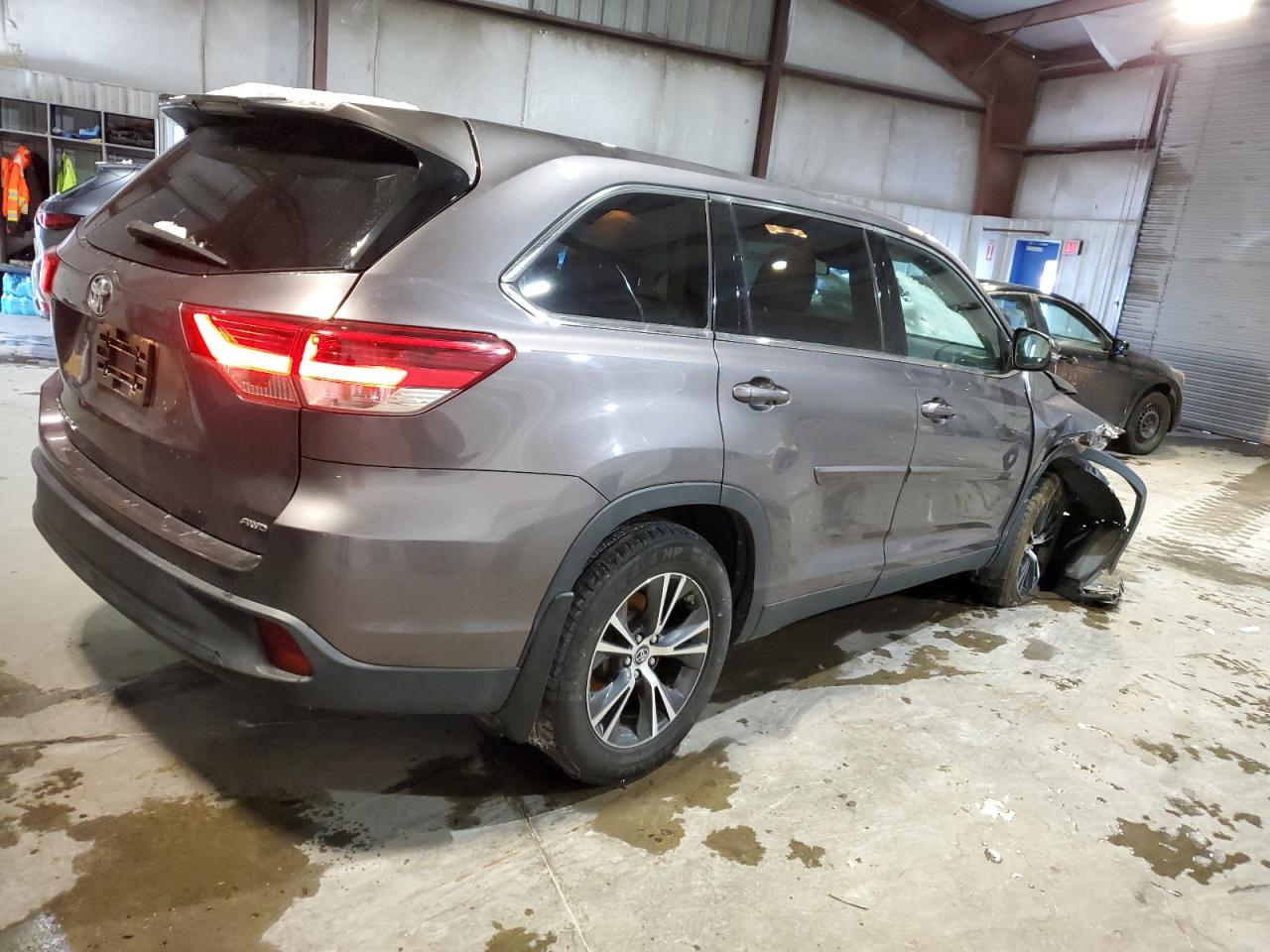 2019 Toyota Highlander VIN 5TDBZRFH7KS953143 Copart auction photo, front end damage thumbnail 3