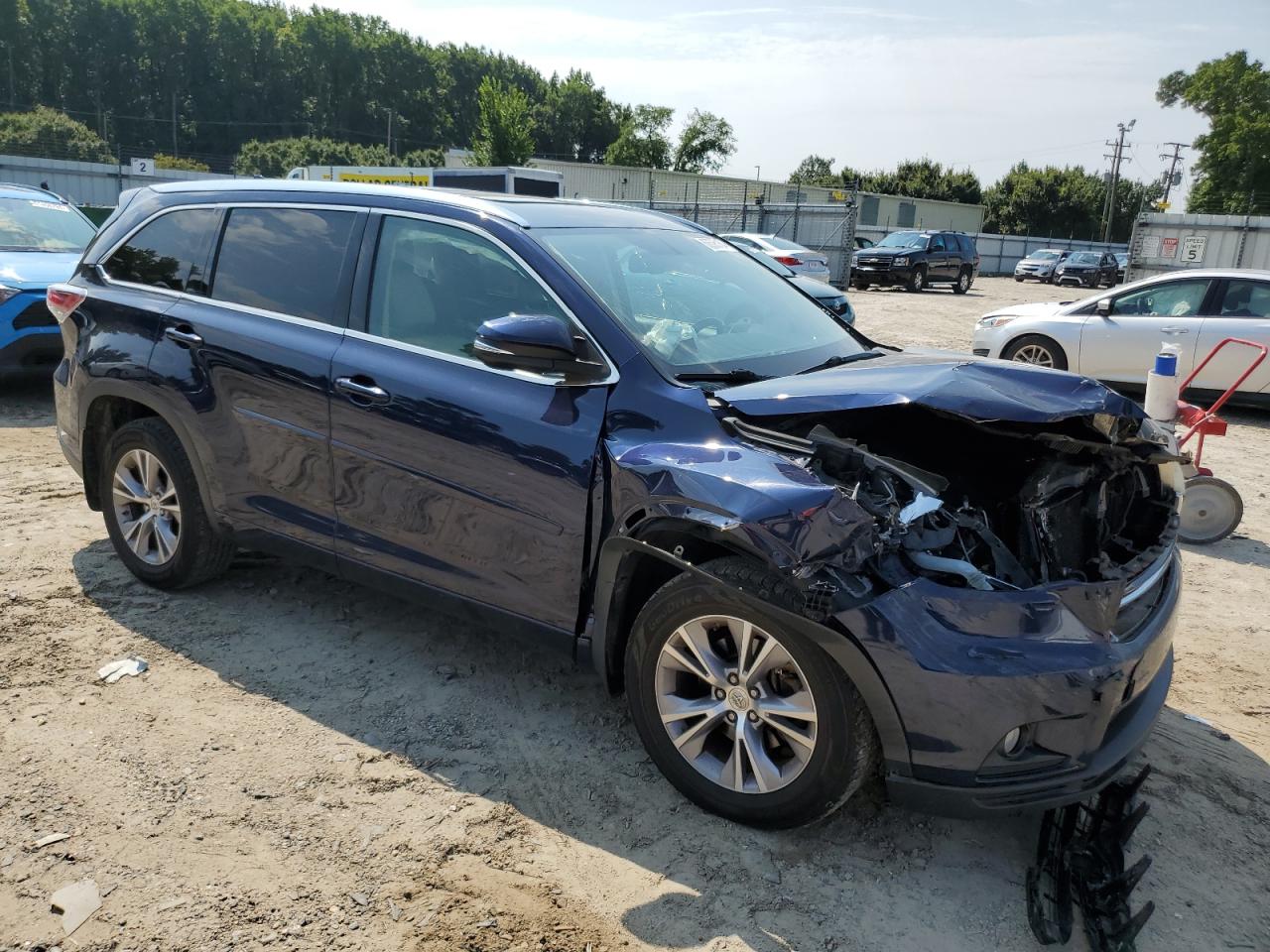 2015 Toyota Highlander VIN 5TDKKRFHXFS118972 Copart auction photo, front end damage thumbnail 4