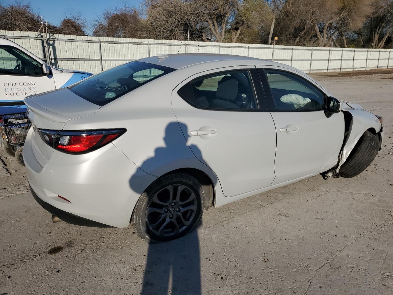 2019 Toyota Yaris VIN 3MYDLBYV9KY502116 Copart auction photo, front end / minor dent/scratches damage thumbnail 3