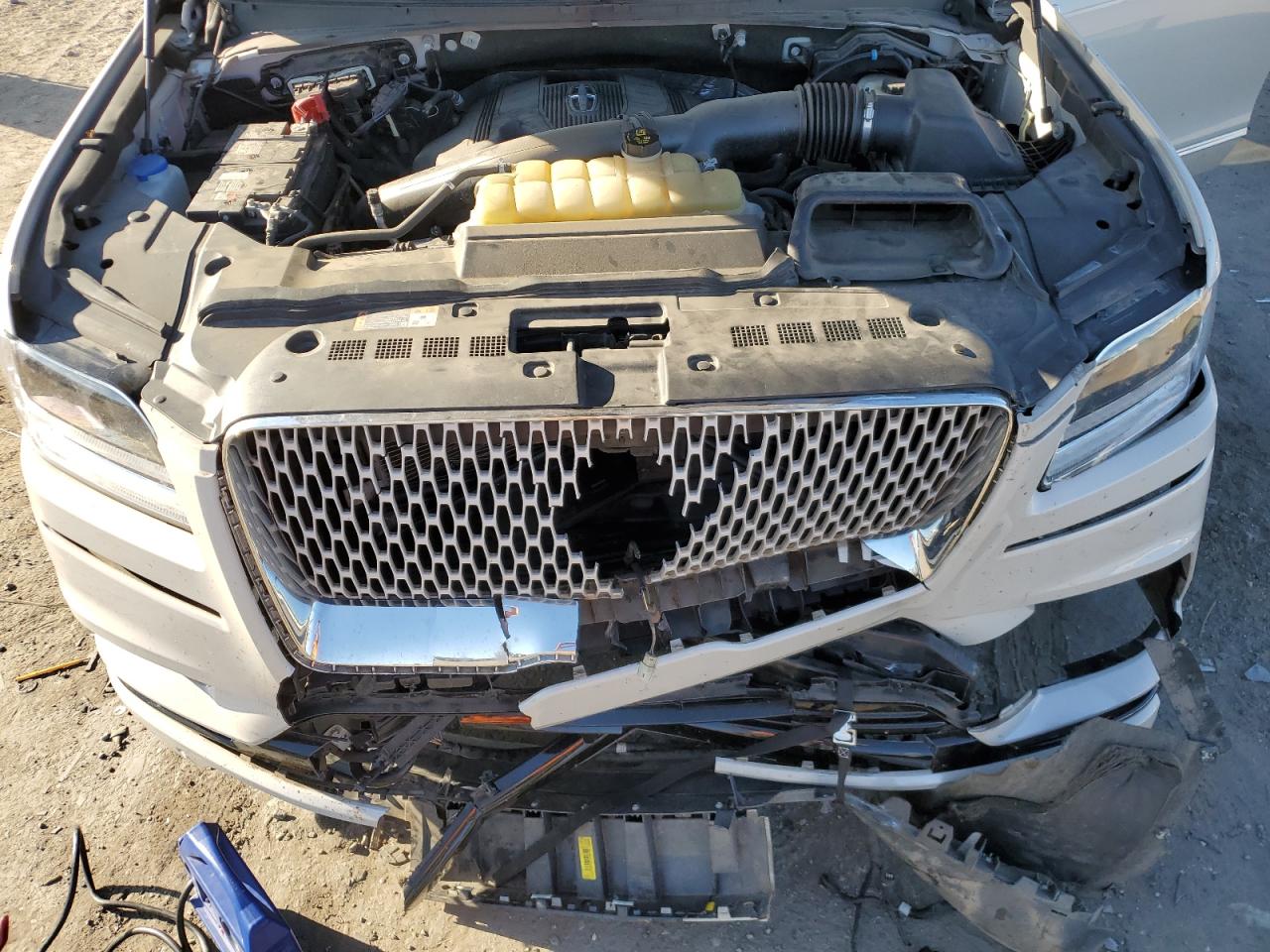 2020 Lincoln Navigator VIN 5LMJJ3LT0LEL11727 Copart auction photo, front end / minor dent/scratches damage thumbnail 12