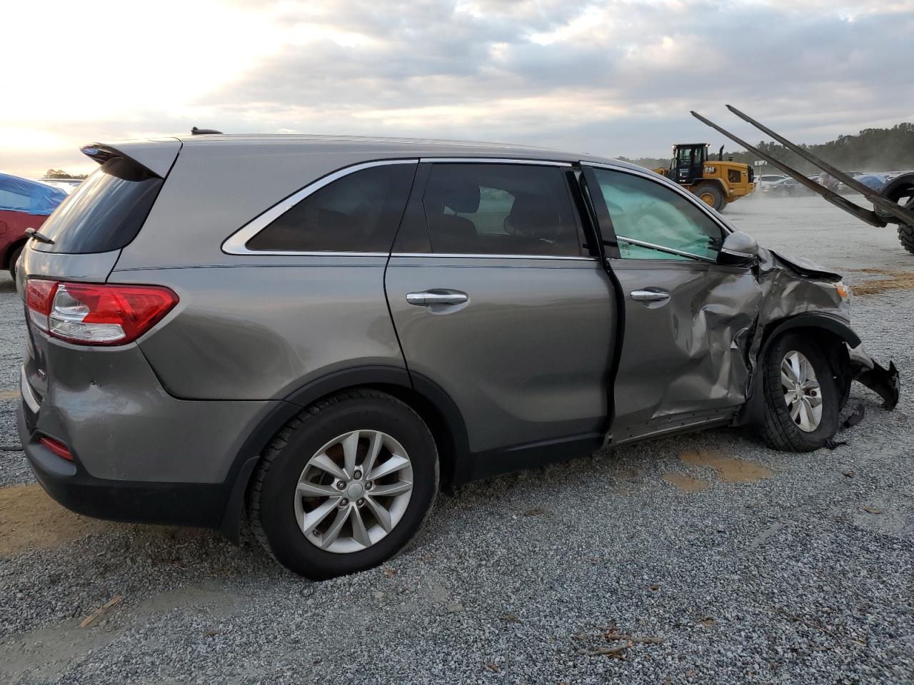 2017 KIA Sorento VIN 5XYPG4A3XHG258705 Copart auction photo, side / front end damage thumbnail 3