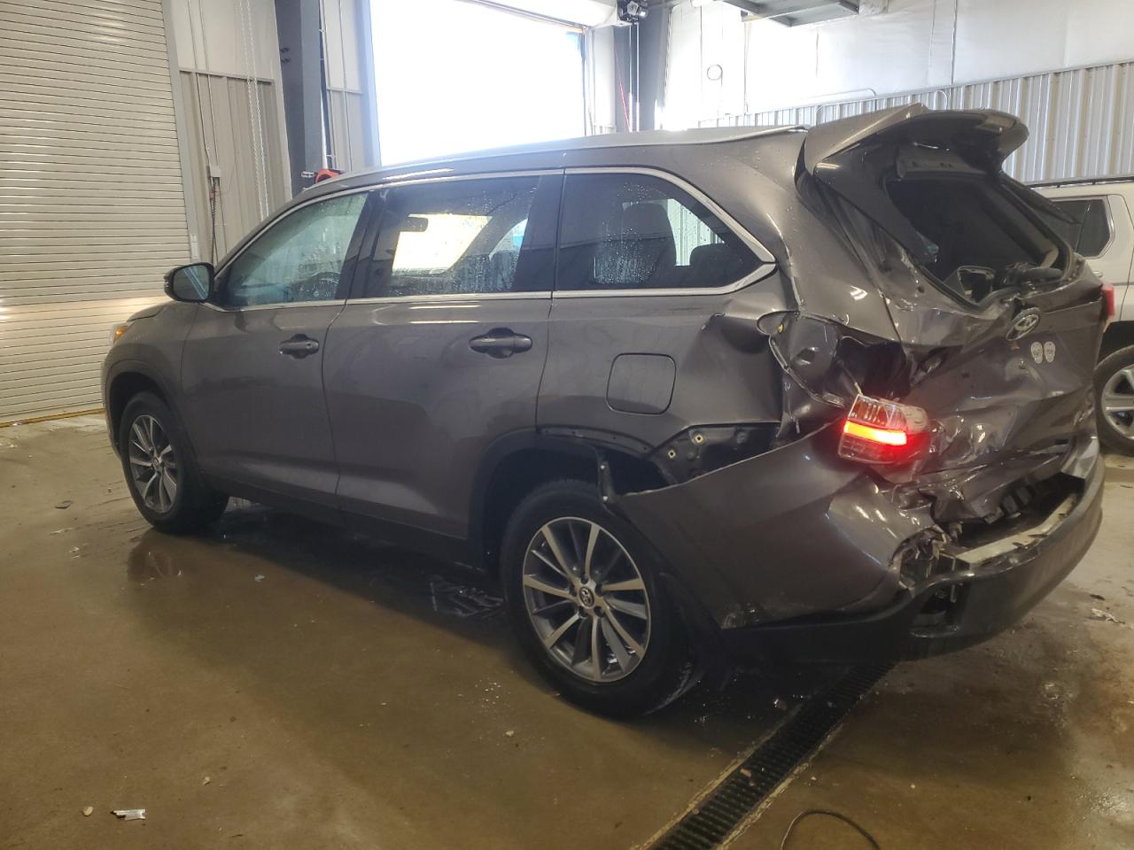 2019 Toyota Highlander VIN 5TDJZRFH1KS564350 Copart auction photo, rear end damage thumbnail 2