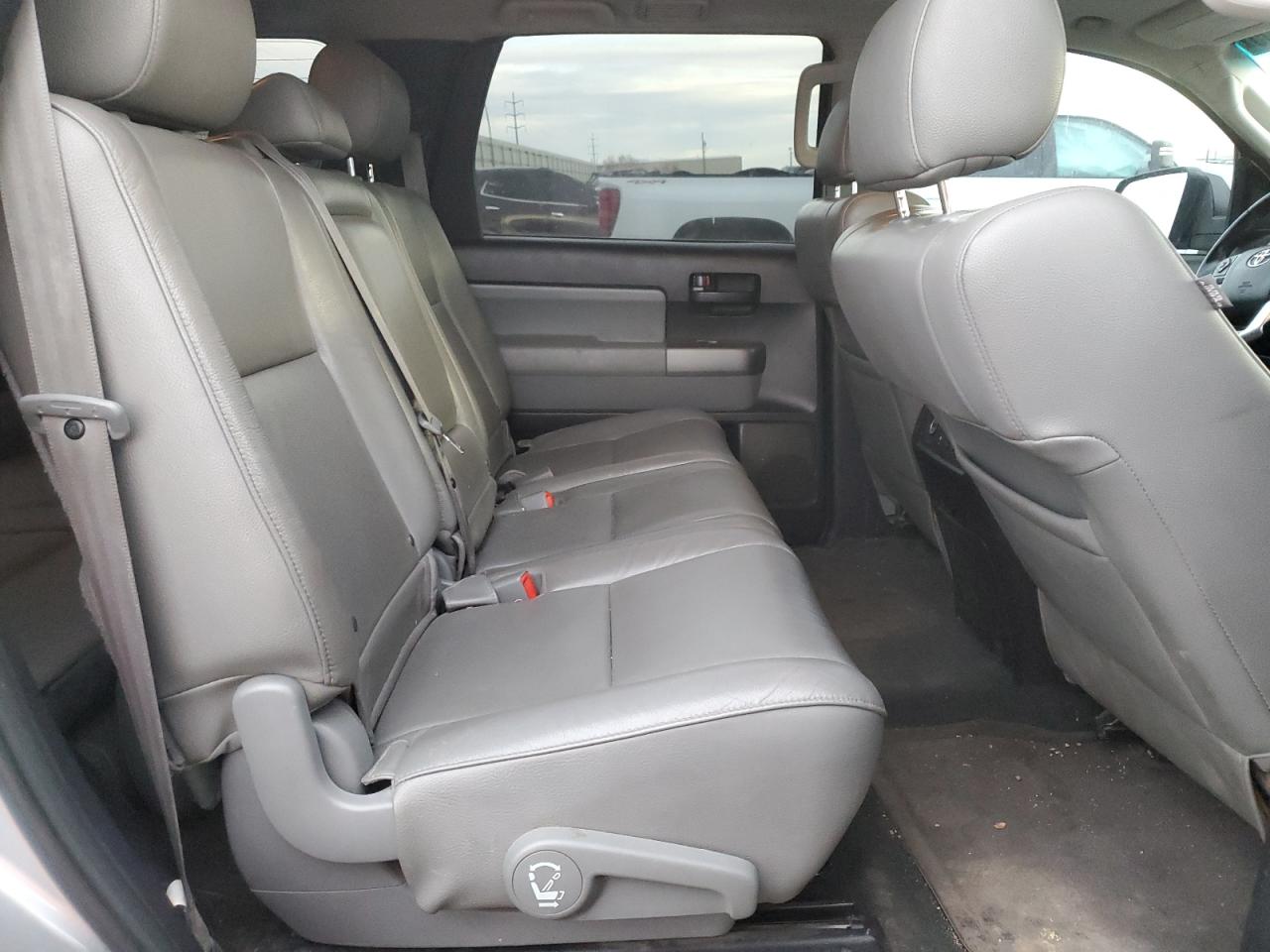 2016 Toyota Sequoia VIN 5TDBW5G16GS136367 Copart auction photo, front end / side damage thumbnail 11