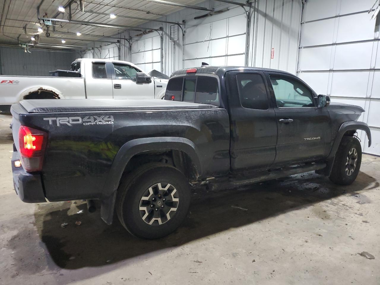 2019 Toyota Tacoma VIN 5TFSZ5AN5KX184464 Copart auction photo, front end damage thumbnail 3