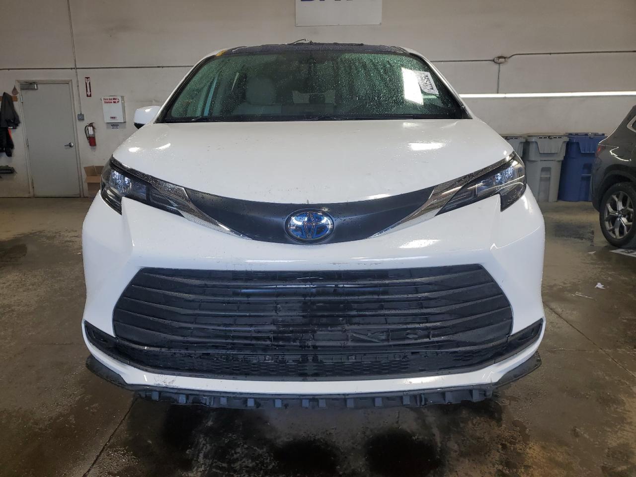 2022 Toyota Sienna VIN 5TDKRKEC8NS096302 Copart auction photo, all over damage thumbnail 5