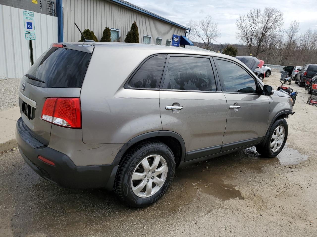 2013 KIA Sorento VIN 5XYKT3A11DG331548 Copart auction photo, front end damage thumbnail 3