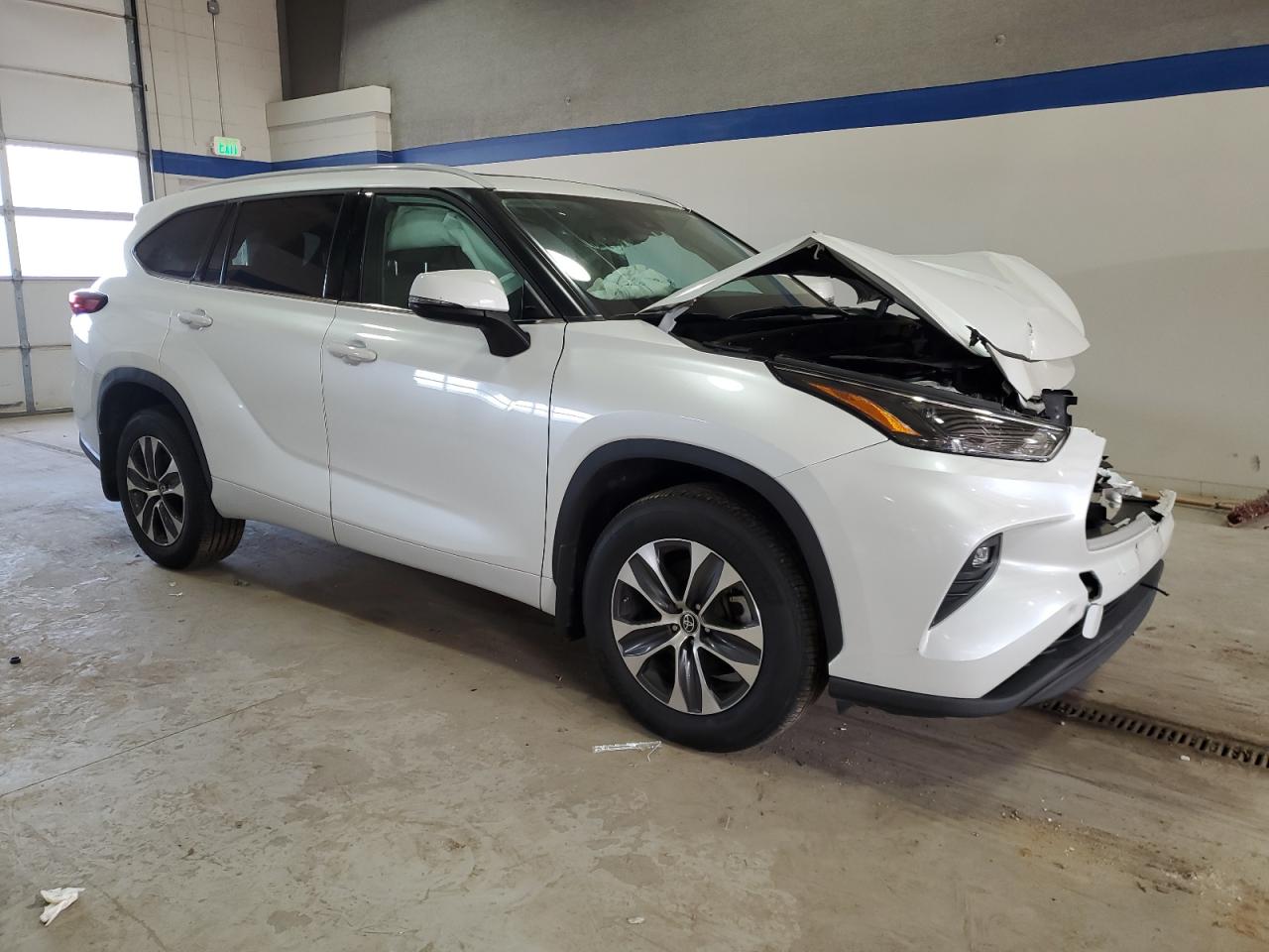 2022 Toyota Highlander VIN 5TDGZRBH7NS247290 Copart auction photo, front end damage thumbnail 4