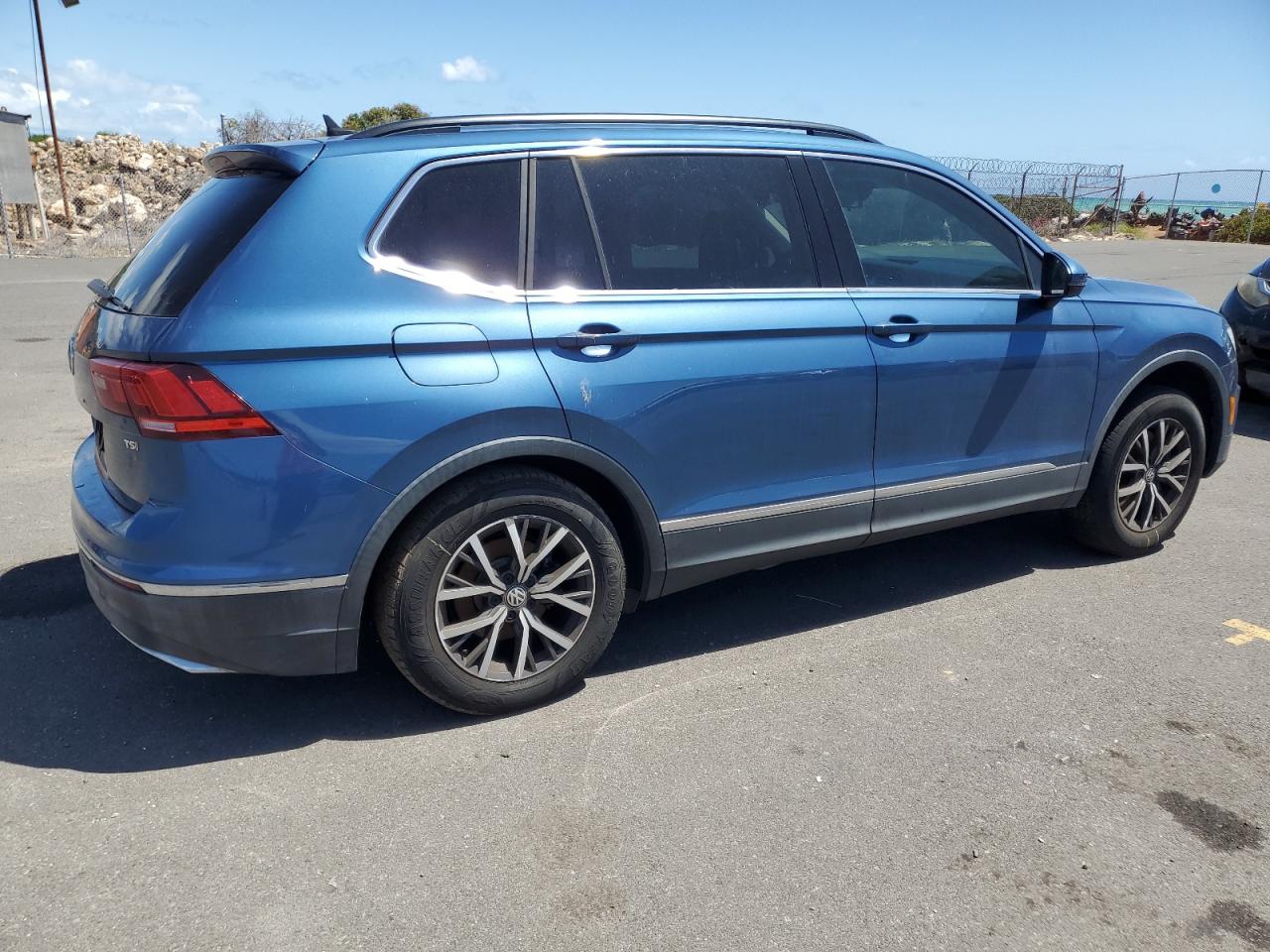 2018 Volkswagen Tiguan VIN 3VV3B7AX3JM021372 Copart auction photo, rear end / side damage thumbnail 3
