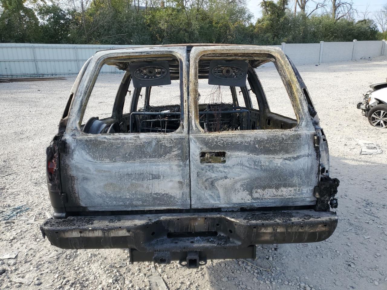 1999 Chevrolet Suburban VIN 1GNFK16R1XJ561447 Copart auction photo, burn damage thumbnail 6