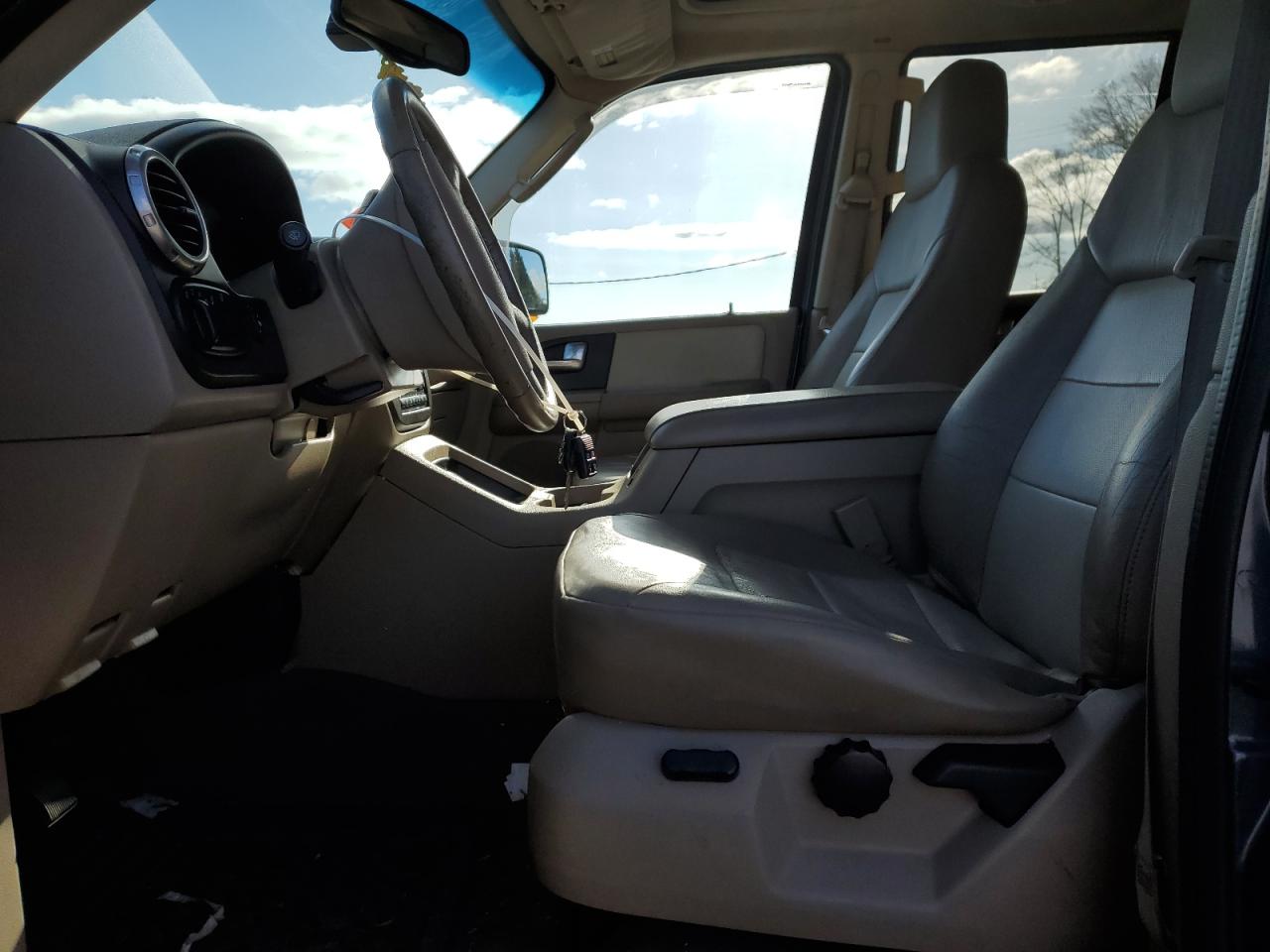 2004 Ford Expedition VIN 1FMFU17L44LA35984 Copart auction photo, rear end damage thumbnail 7