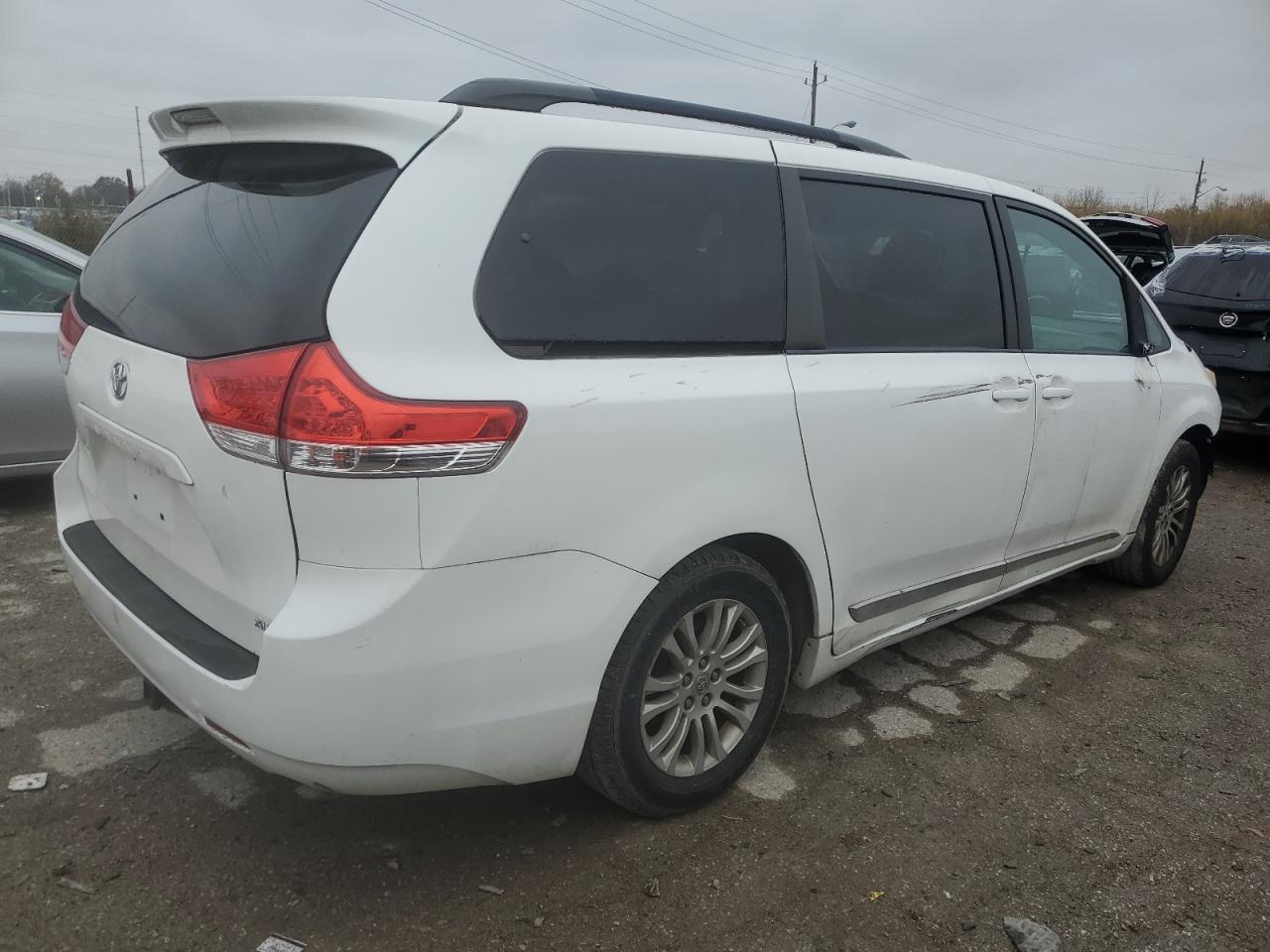 2011 Toyota Sienna VIN 5TDYK3DC6BS143750 Copart auction photo, all over / minor dent/scratches damage thumbnail 3