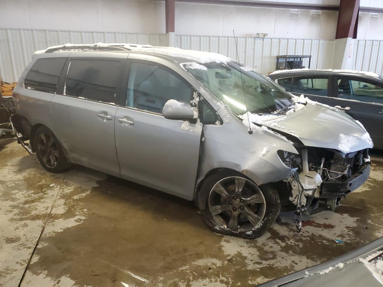 2012 Toyota Sienna VIN 5TDXK3DC3CS220149 Copart auction photo, front end / rear end damage thumbnail 4