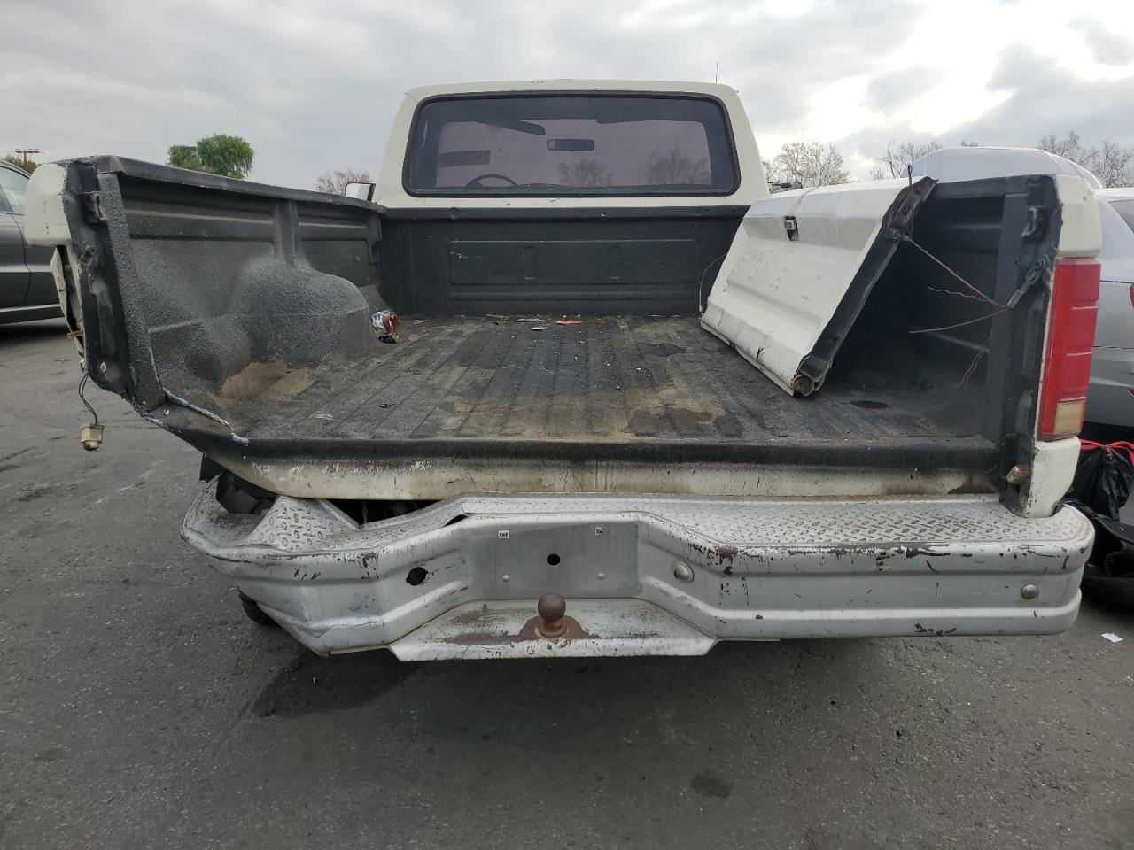 1986 Ford F250 VIN 1FTHF25LXGPB85112 Copart auction photo, rear end damage thumbnail 6