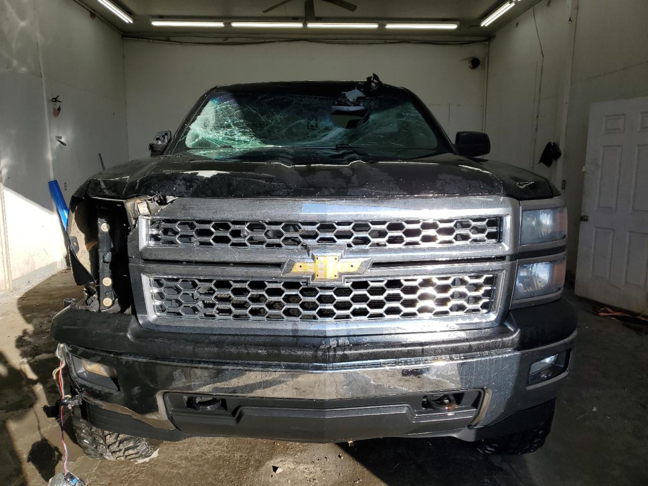 2015 Chevrolet Silverado VIN 3GCUKREC3FG507868 Copart auction photo, front end / top/roof damage thumbnail 5
