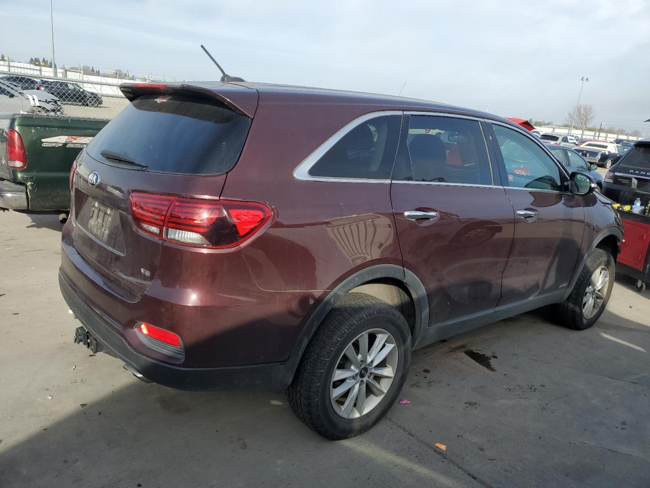 2019 KIA Sorento VIN 5XYPGDA50KG558813 Copart auction photo, front end damage thumbnail 3