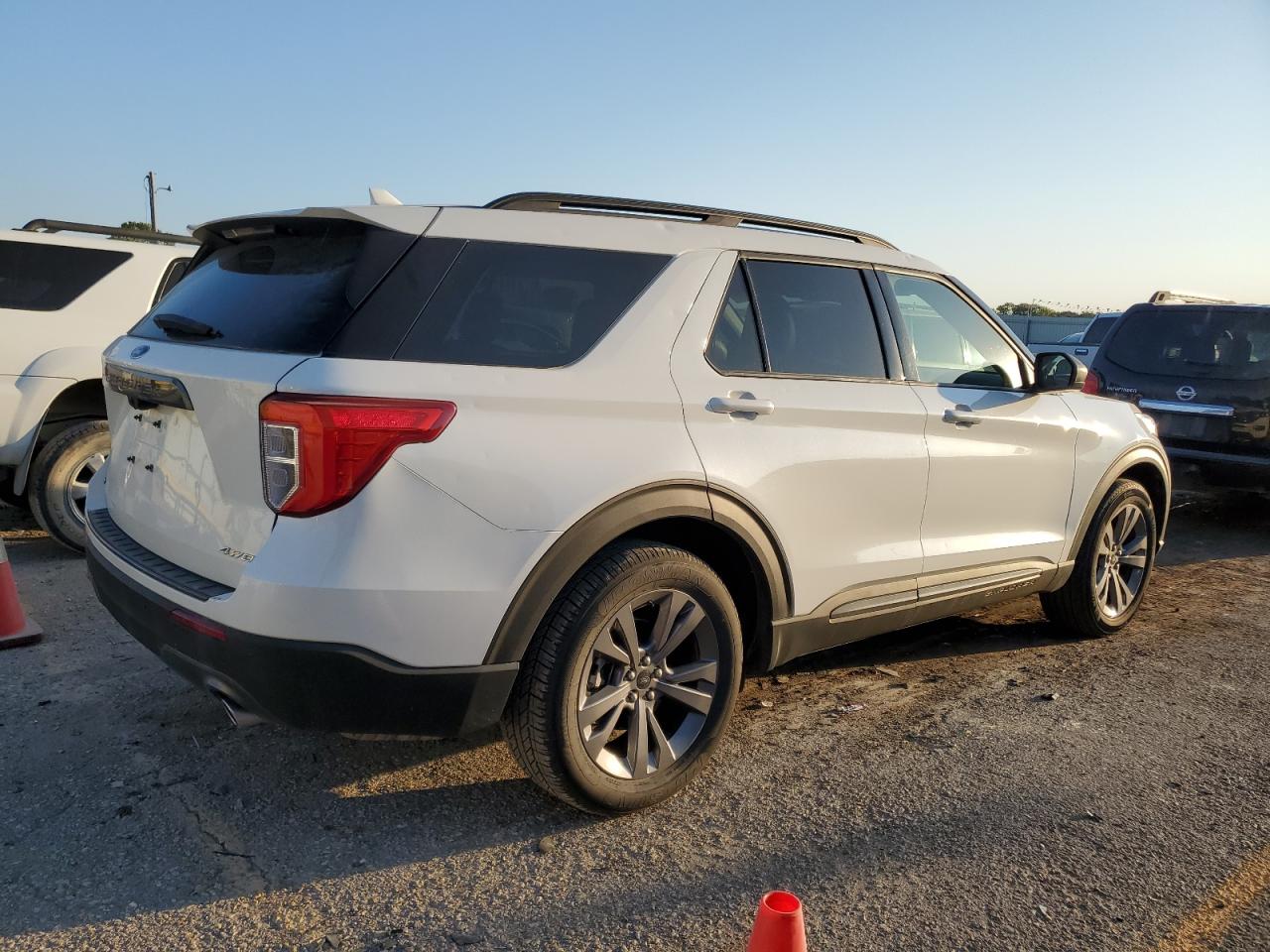 2021 Ford Explorer VIN 1FMSK8DHXMGC10681 Copart auction photo, hail / minor dent/scratches damage thumbnail 3