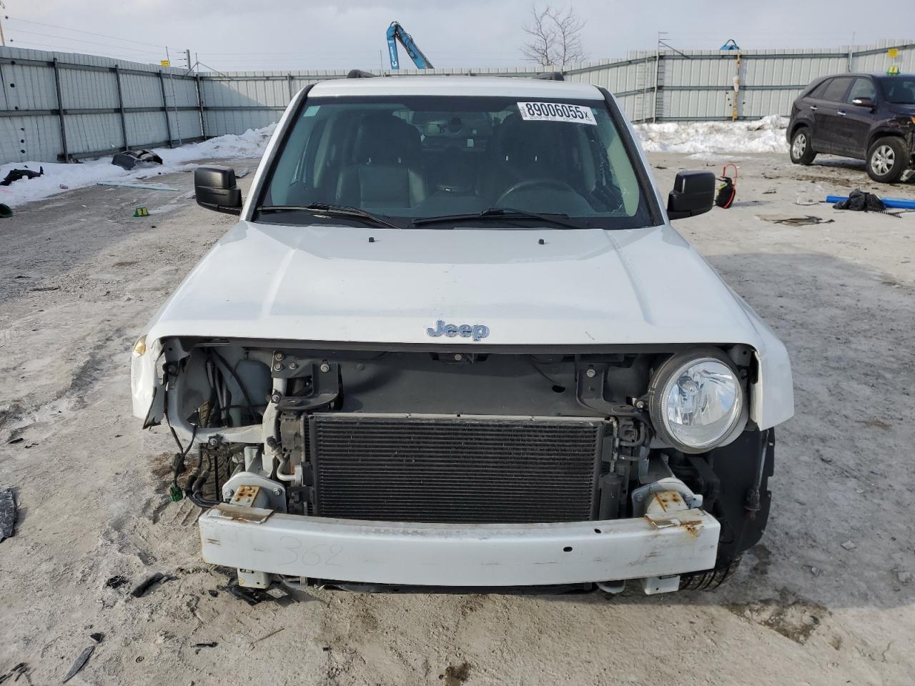2015 Jeep Liberty (Patriot) VIN 1C4NJRFB1FD357818 Copart auction photo, front end / minor dent/scratches damage thumbnail 5