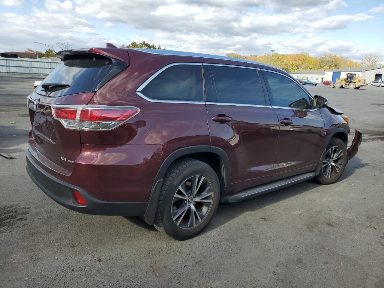 2016 Toyota Highlander VIN 5TDJKRFH2GS329323 Copart auction photo, front end damage thumbnail 3