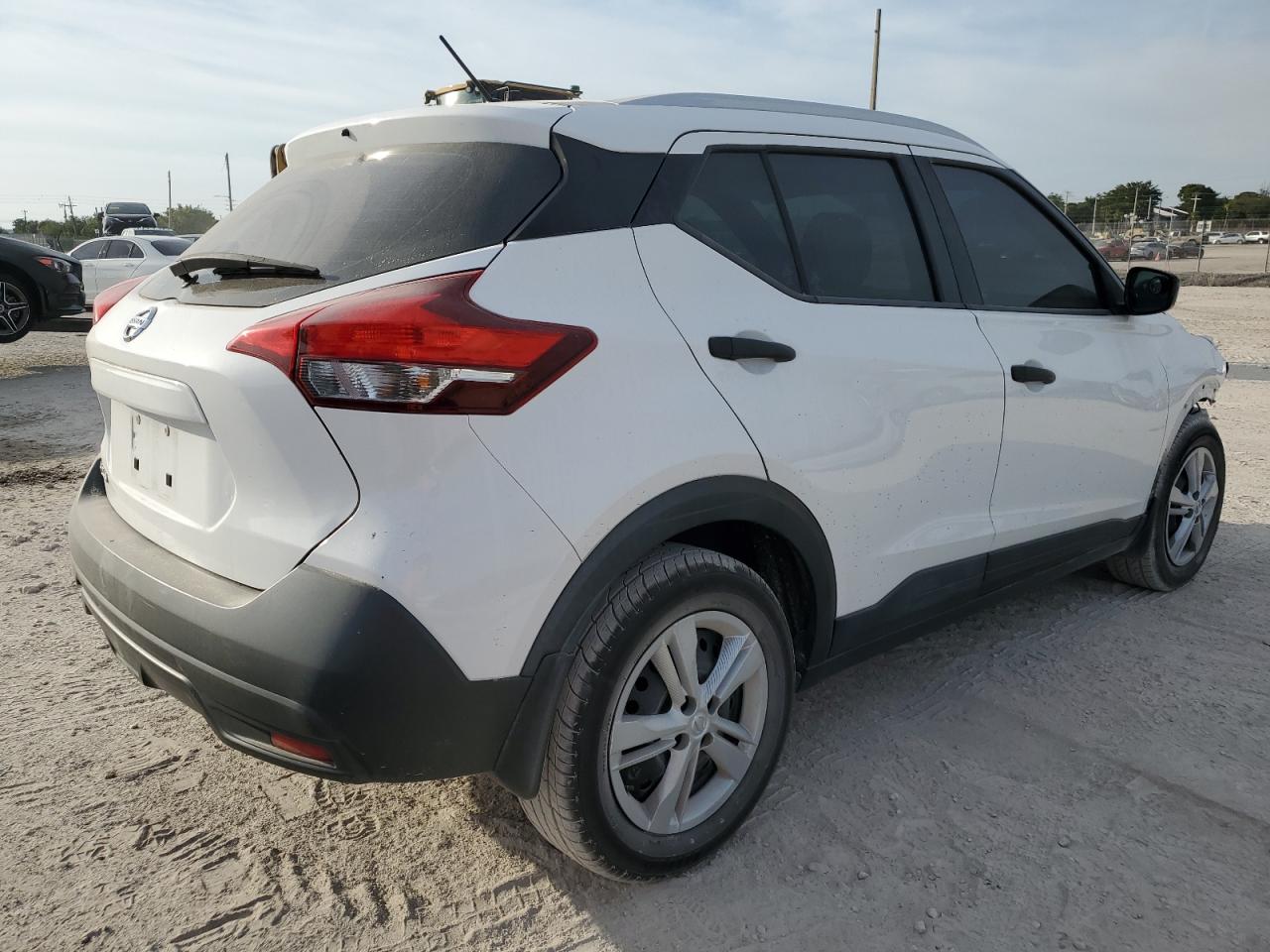 2018 Nissan Kicks VIN 3N1CP5CU3JL507339 Copart auction photo, front end / minor dent/scratches damage thumbnail 3
