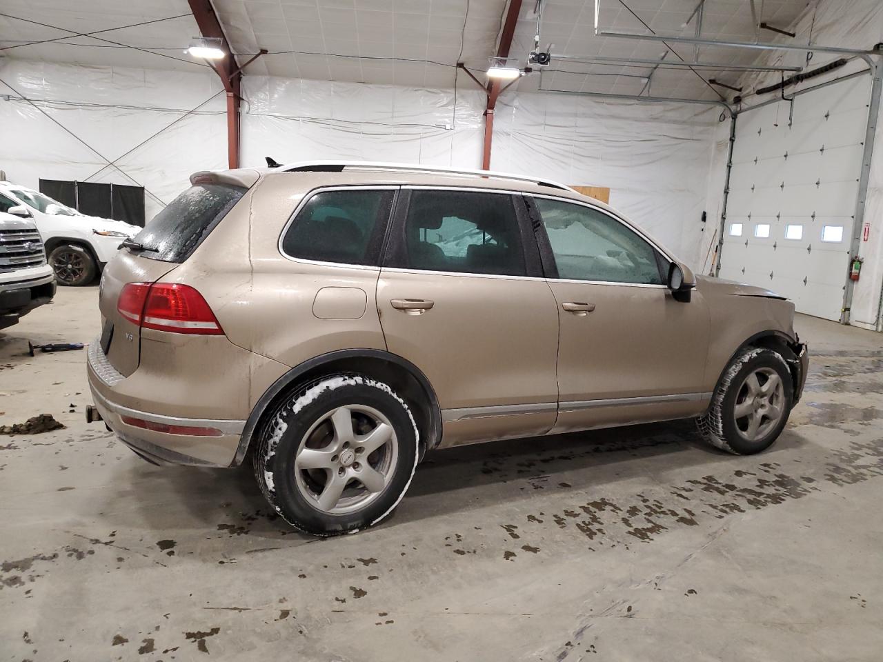 2016 Volkswagen Touareg VIN WVGEF9BP3GD010197 Copart auction photo, front end / minor dent/scratches damage thumbnail 3