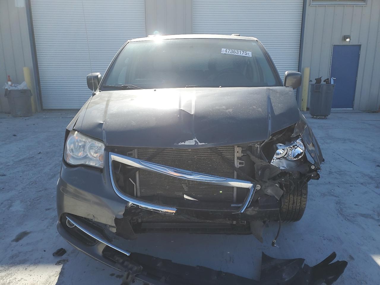 2015 Chrysler Town & Country VIN 2C4RC1BG9FR520579 Copart auction photo, front end / hail damage thumbnail 5