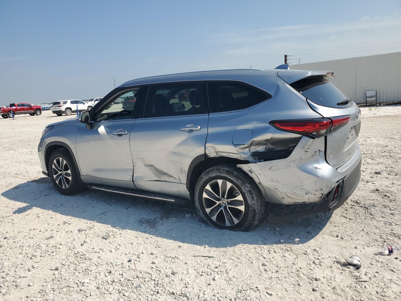 2022 Toyota Highlander VIN 5TDGZRBHXNS226109 Copart auction photo, rear end / side damage thumbnail 2