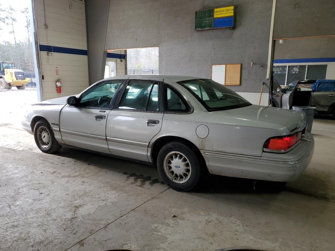 1995 Ford Crown Victoria VIN 2FALP74W3SX128971 Copart auction photo, front end / minor dent/scratches damage thumbnail 2