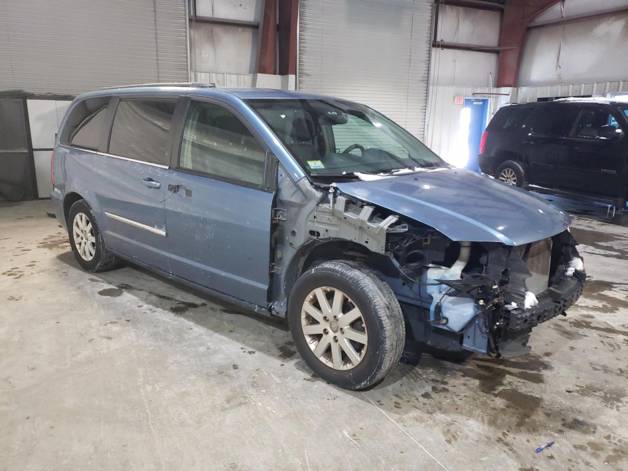 2011 Chrysler Town & Country VIN 2A4RR8DG2BR799415 Copart auction photo, front end / minor dent/scratches damage thumbnail 4