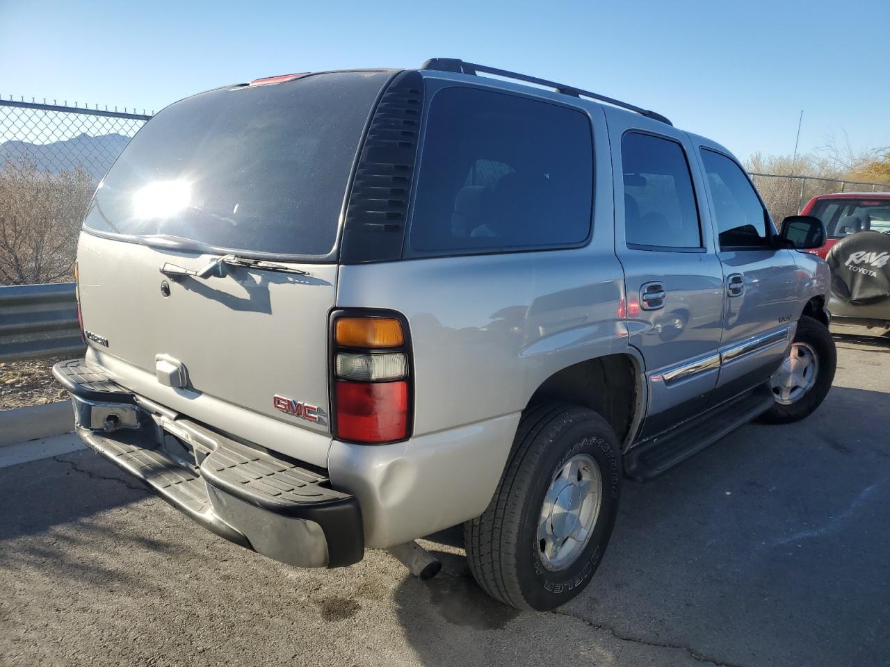 2005 GMC Yukon VIN 1GKEK13V55J138927 Copart auction photo, minor dent/scratches damage thumbnail 3