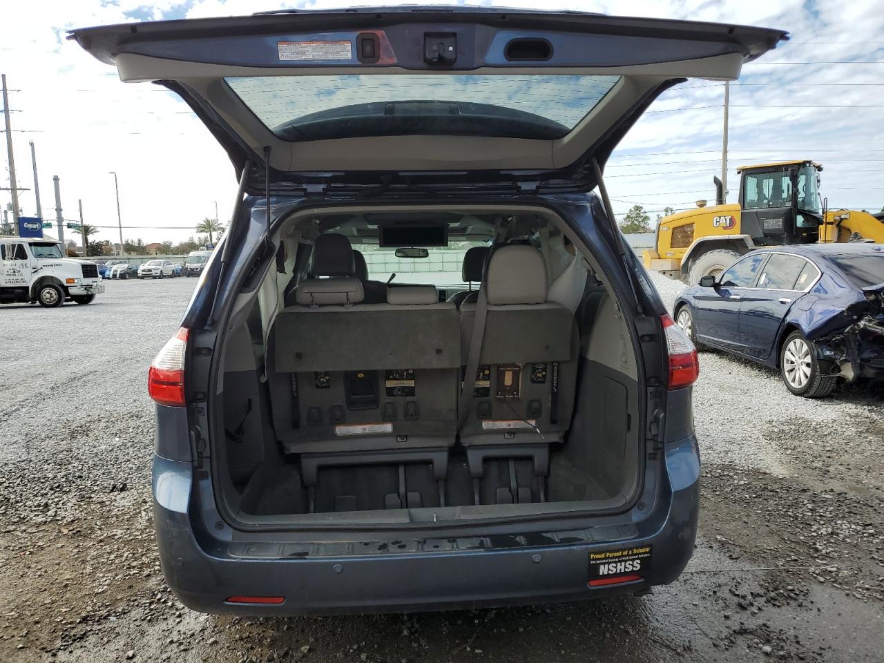 2017 Toyota Sienna VIN 5TDYZ3DC4HS779037 Copart auction photo, front end damage thumbnail 6