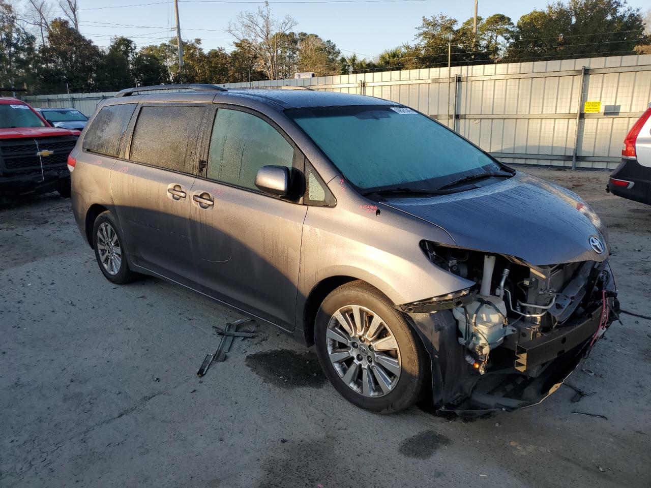 2011 Toyota Sienna VIN 5TDJK3DCXBS020759 Copart auction photo, front end damage thumbnail 4