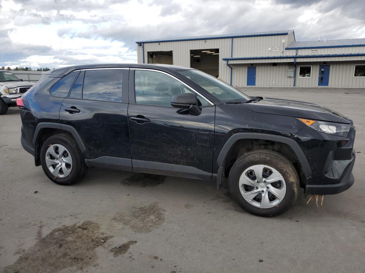 2022 Toyota RAV 4 VIN 2T3F1RFV1NW304021 Copart auction photo, side / undercarriage damage thumbnail 4