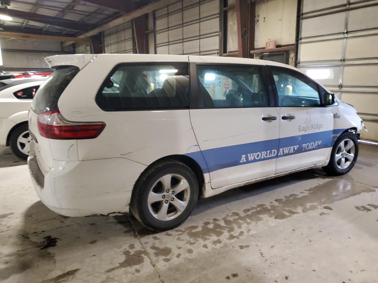 2015 Toyota Sienna VIN 5TDZK3DC0FS597860 Copart auction photo, front end / minor dent/scratches damage thumbnail 3
