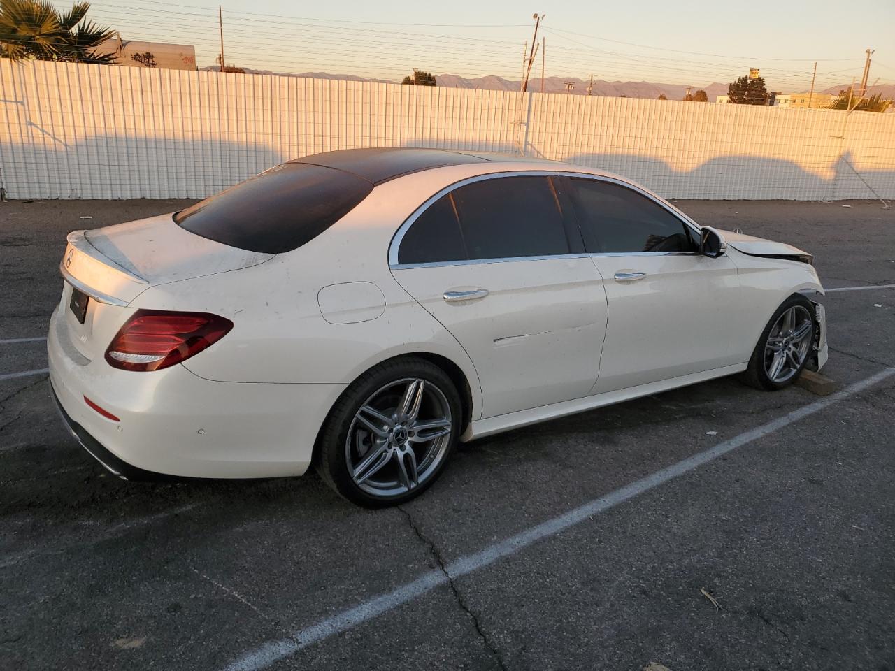 2018 Mercedes-Benz E-klasse VIN WDDZF4JB7JA427948 Copart auction photo, front end / side damage thumbnail 3