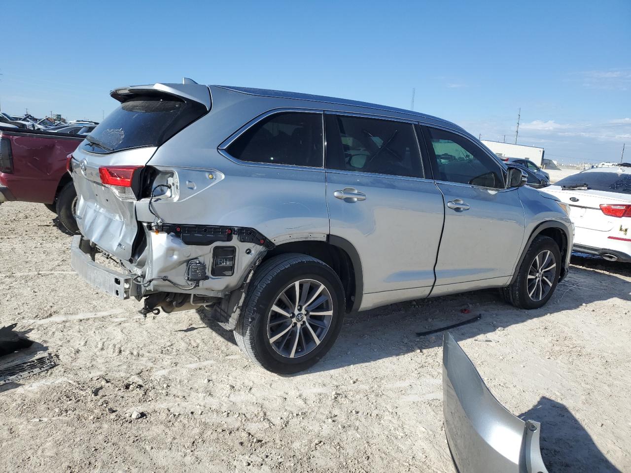 2018 Toyota Highlander VIN 5TDKZRFH7JS526575 Copart auction photo, front end / rear end damage thumbnail 3