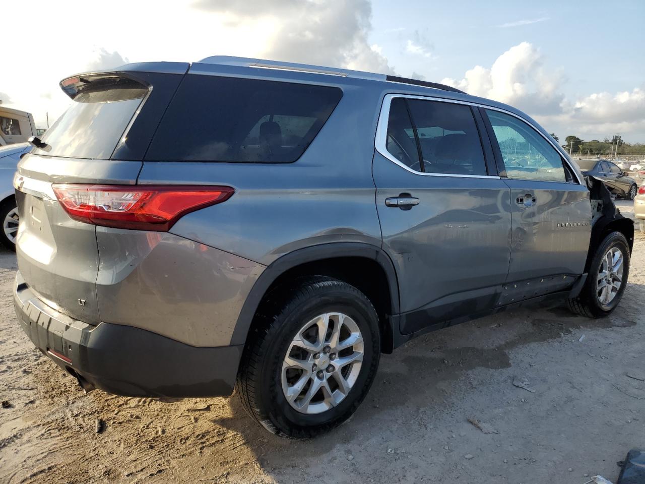 2018 Chevrolet Traverse VIN 1GNERGKW4JJ257669 Copart auction photo, front end / side damage thumbnail 3