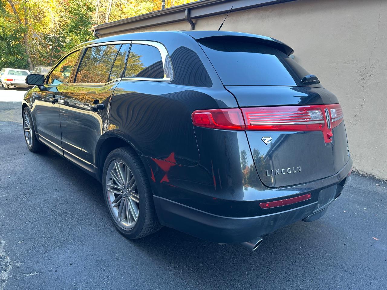 2016 Lincoln MKT VIN 2LMHJ5AT1GBL01391 Copart auction photo, normal wear / minor dent/scratches damage thumbnail 3