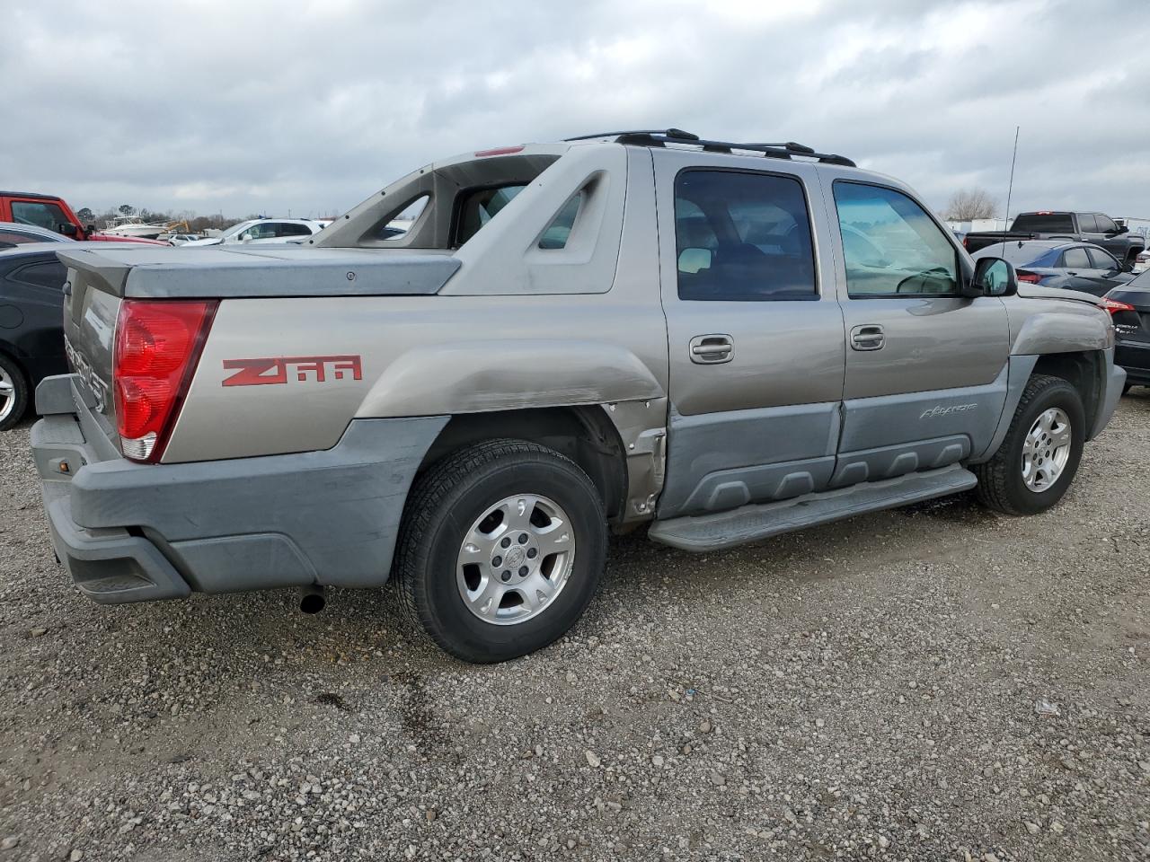 2002 Chevrolet Avalanche VIN 3GNEC13T82G156320 Copart auction photo, front end / side damage thumbnail 3