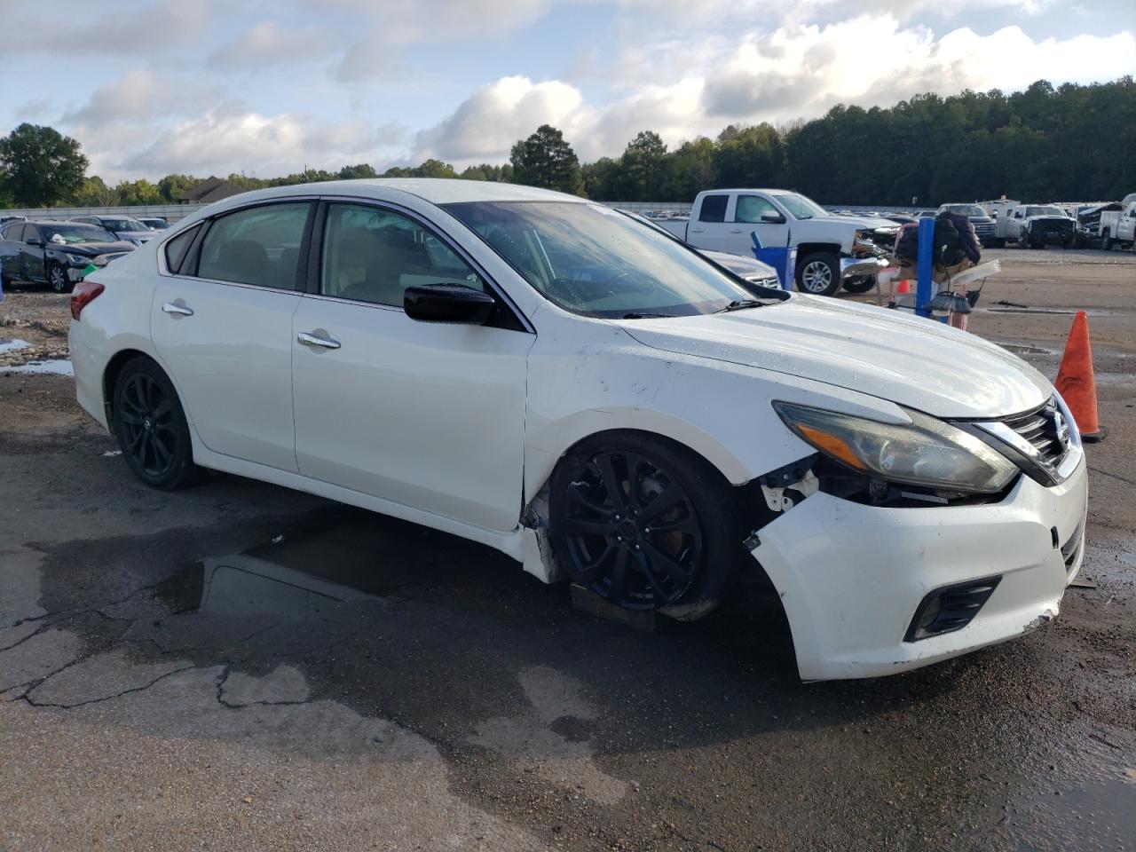 2017 Nissan Altima VIN 1N4AL3AP4HC295774 Copart auction photo, front end / side damage thumbnail 4
