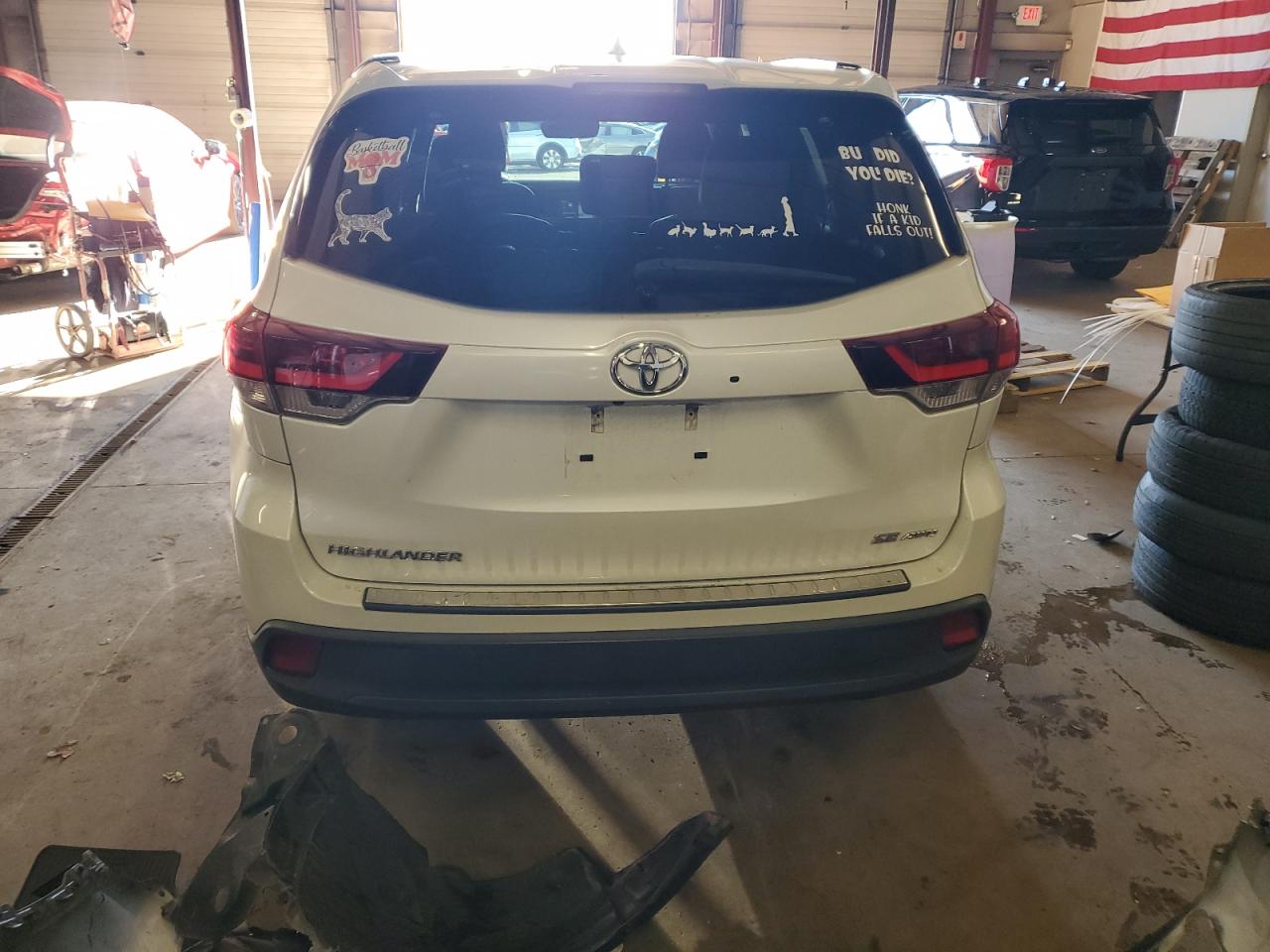 2019 Toyota Highlander VIN 5TDJZRFH7KS564286 Copart auction photo, front end / minor dent/scratches damage thumbnail 6