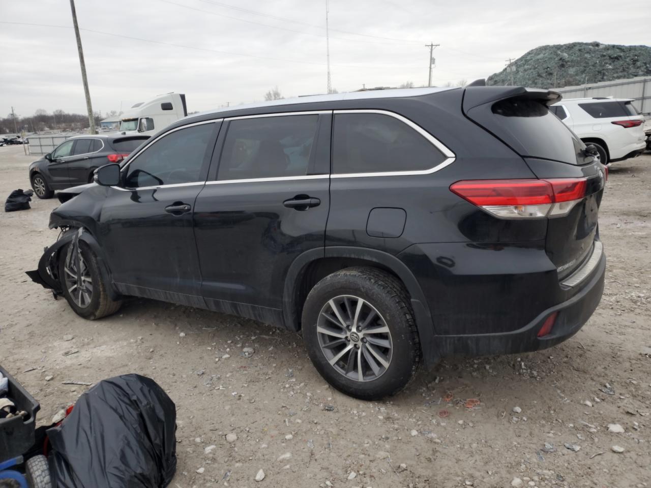 2017 Toyota Highlander VIN 5TDJZRFH2HS464363 Copart auction photo, front end damage thumbnail 2