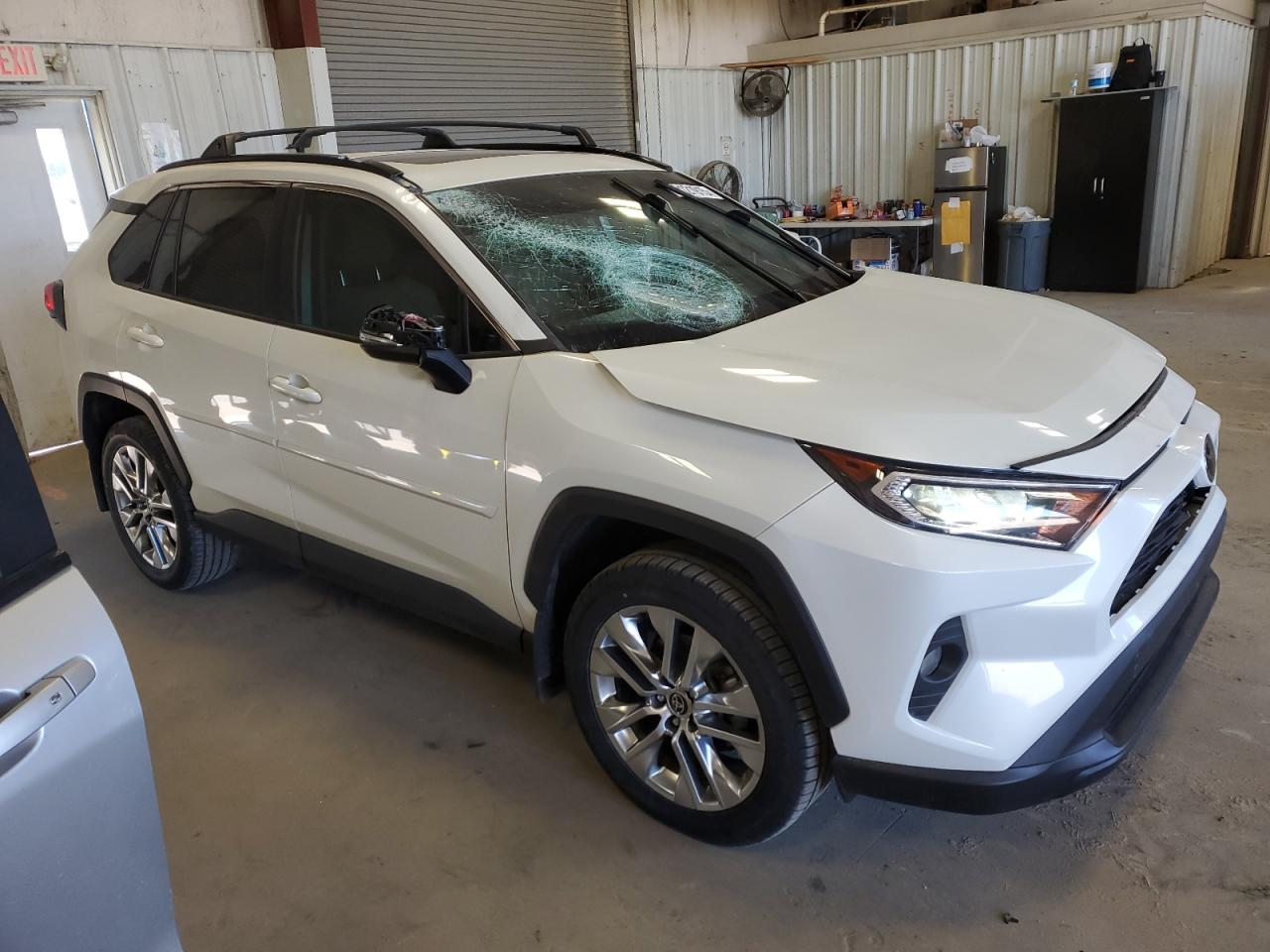 2021 Toyota RAV 4 VIN 2T3C1RFV4MW159932 Copart auction photo, front end damage thumbnail 4