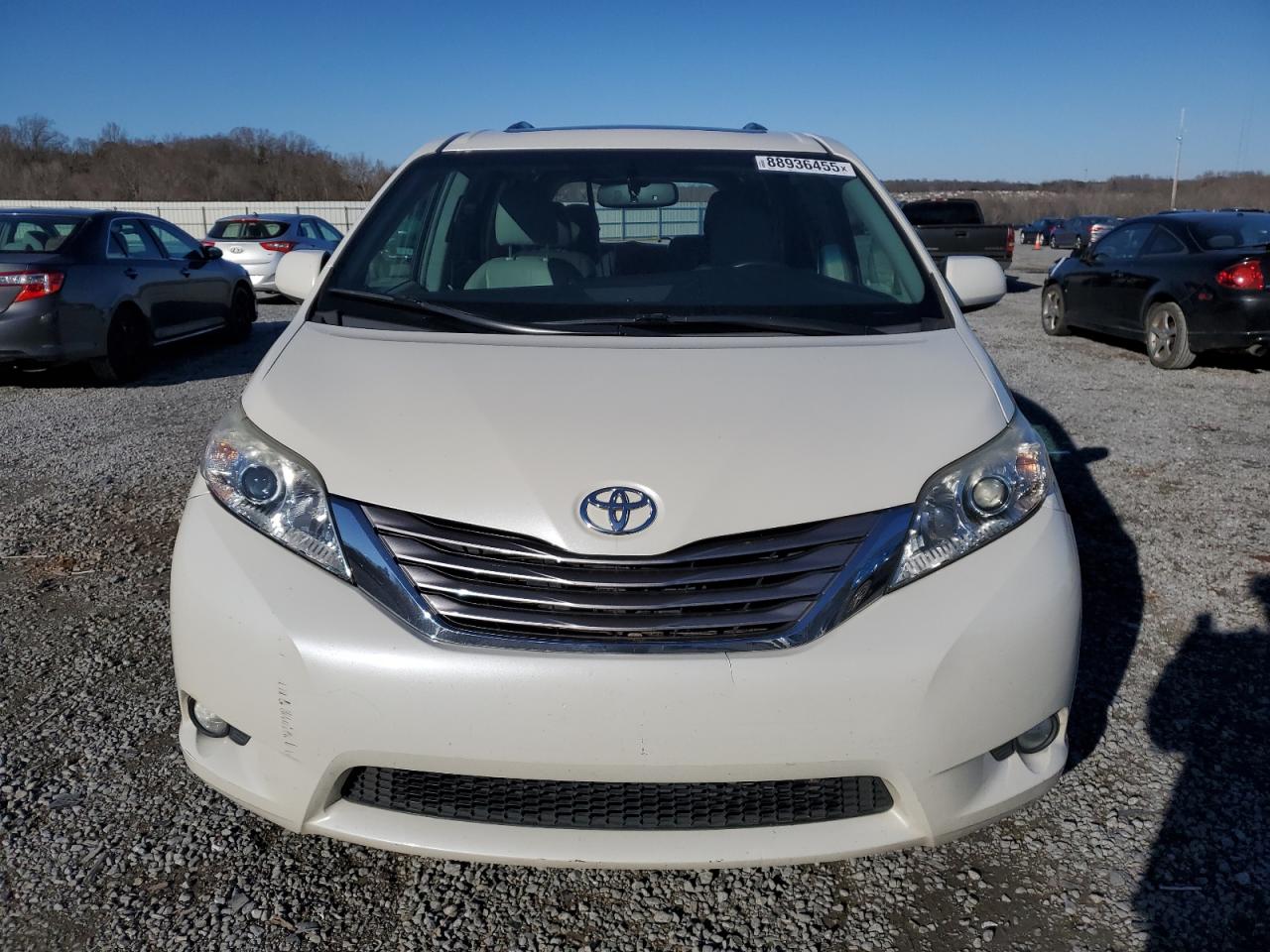 2016 Toyota Sienna VIN 5TDYK3DC4GS764671 Copart auction photo, rear end / minor dent/scratches damage thumbnail 5