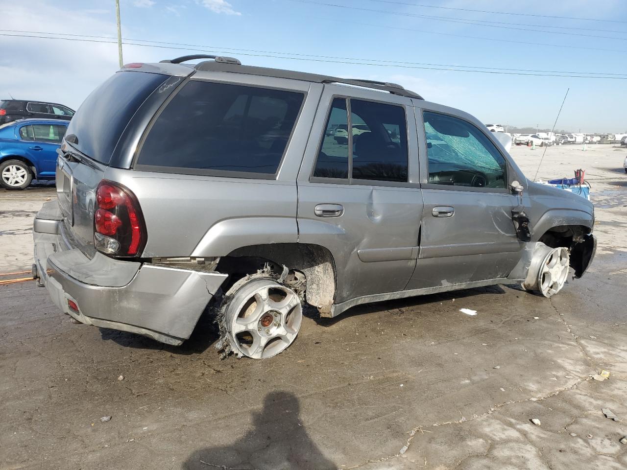 2005 Chevrolet TrailBlazer VIN 1GNDT13S652123994 Copart auction photo, side / front end damage thumbnail 3