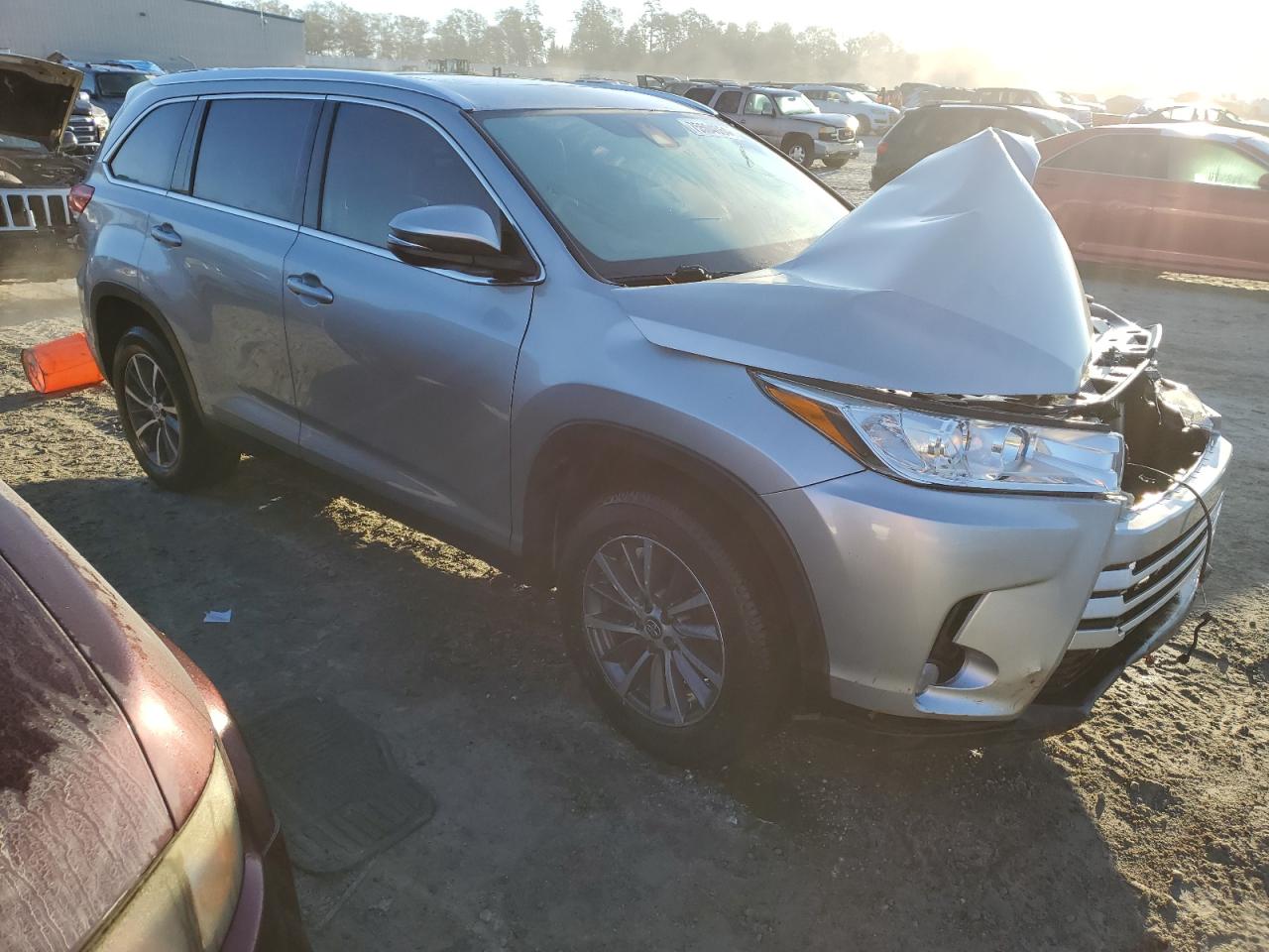 2019 Toyota Highlander VIN 5TDKZRFH9KS332020 Copart auction photo, front end damage thumbnail 4