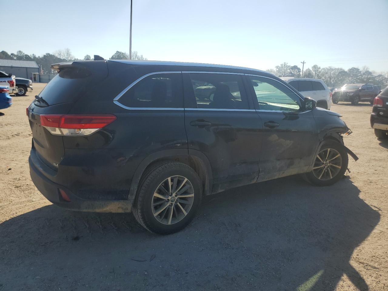2018 Toyota Highlander VIN 5TDKZRFH3JS545284 Copart auction photo, front end / side damage thumbnail 3