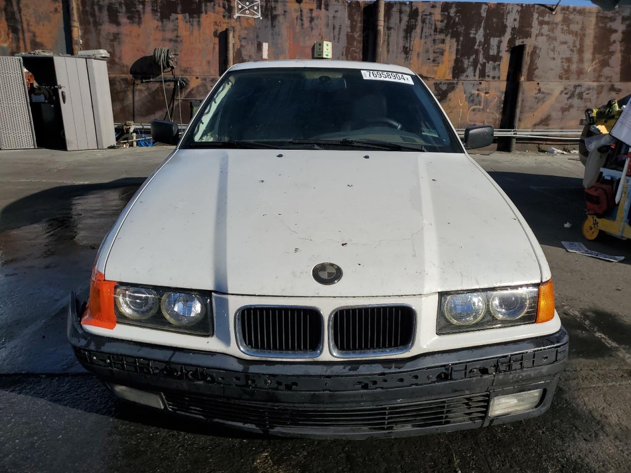 1993 BMW 3er VIN WBACA5315PFG04503 Copart auction photo, front end / minor dent/scratches damage thumbnail 5