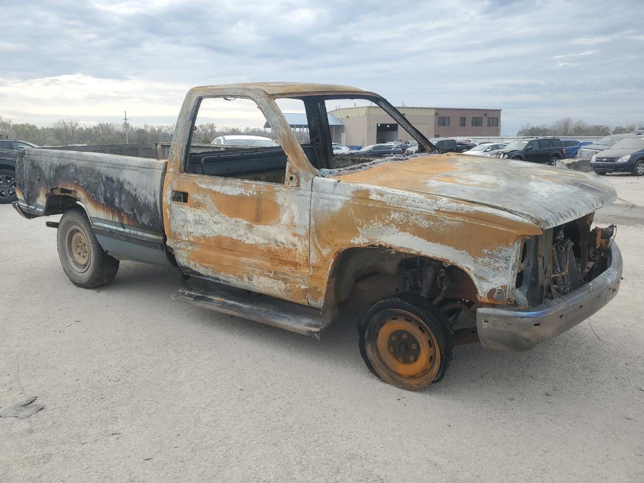 1989 Chevrolet GMT-400 VIN 1GCDK14K8KE105016 Copart auction photo, burn damage thumbnail 4