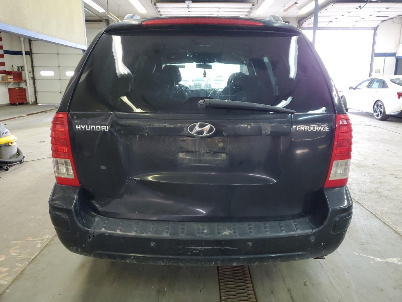 2008 Hyundai Entourage VIN KNDMC233086051923 Copart auction photo, vandalism / rear end damage thumbnail 6